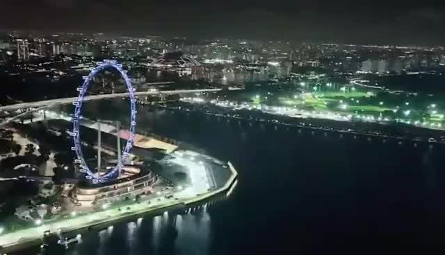 小姜来到海边，站在高楼上拍摄新加坡城市夜景，简直太美了