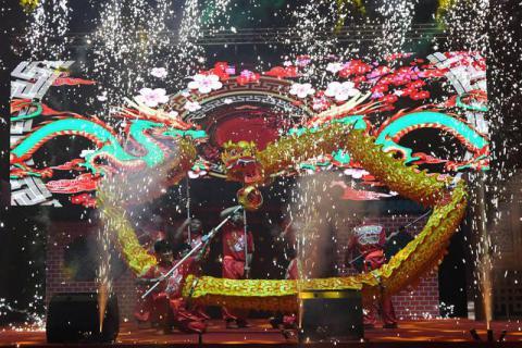 新加坡滨海湾花园上演农历新年庆祝节目