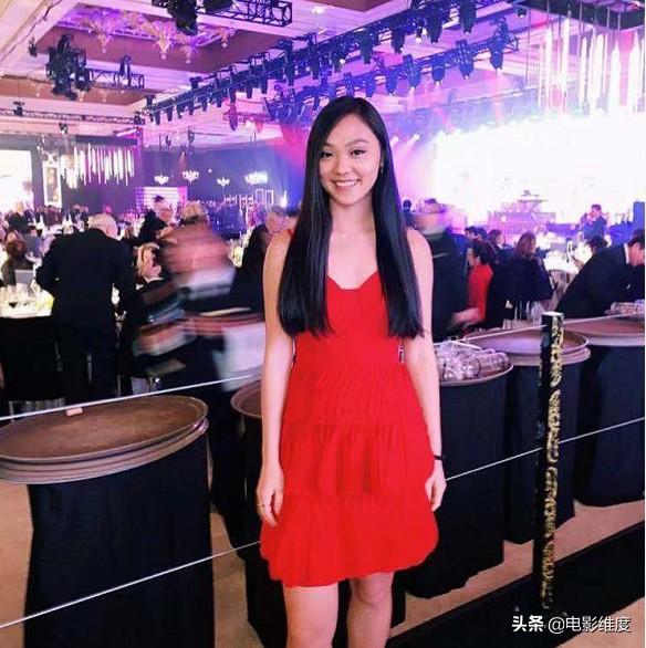 57岁李连杰近照，与两女儿们跨年心情好，姐妹俩身材火辣很性感