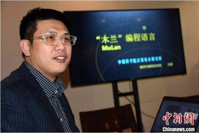 瘫痪患者实现用意念喝可乐；国产编程语言“木兰”引争议｜AI资讯