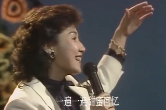 香港歌星张德兰演唱的《春光美》，你还记得这首春晚歌曲吗？