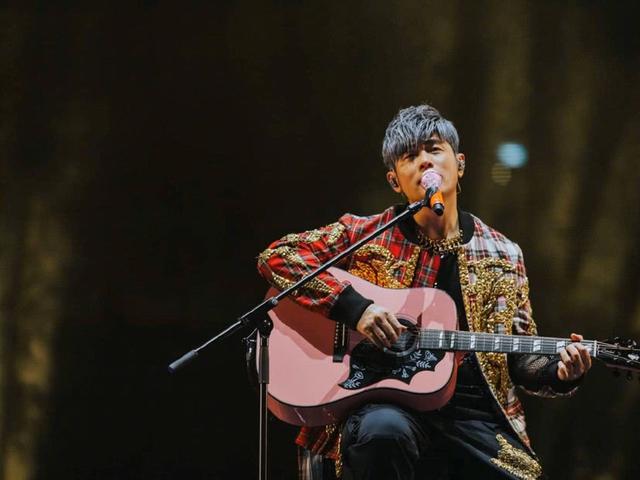 周杰伦新加坡餐厅吃饭，为歌迷霸气买单，也太宠了吧