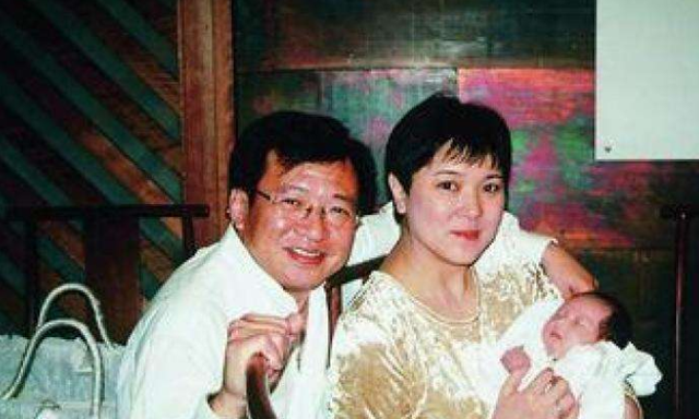 TVB金牌演员许绍雄家世显赫，为妻女斥巨资2000万买豪宅，惹人羡