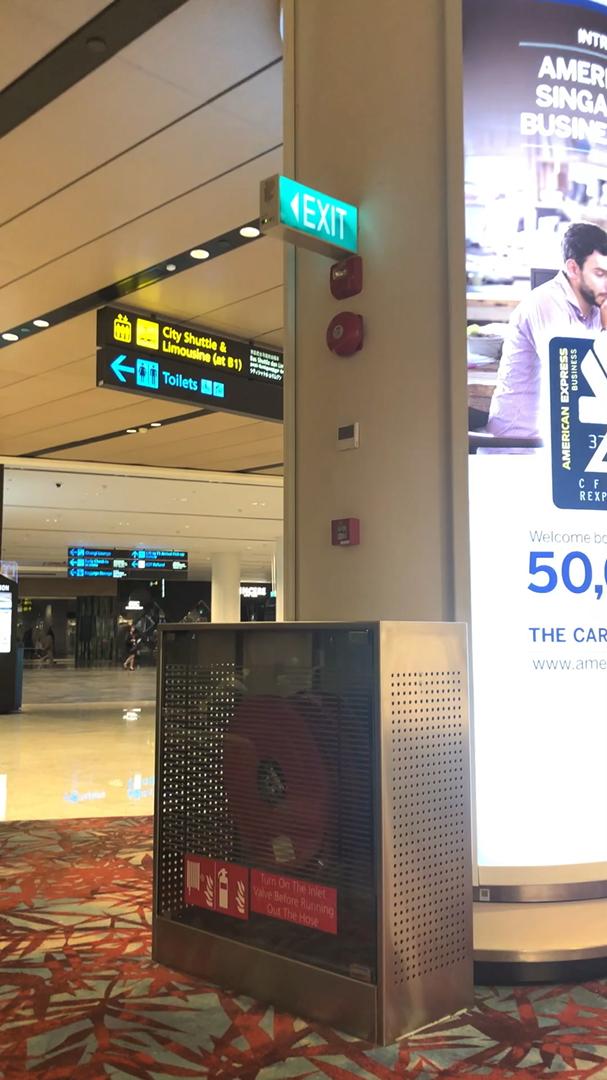 新加坡的住宿环境是有多恶劣才会想到在机场内过夜呢？