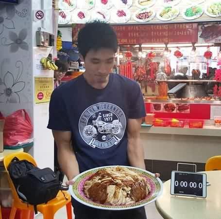 新加坡男子不到30分钟吃下8斤巨无霸烧鸡饭