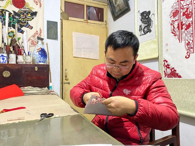潘周：一个“非典型80后”的剪纸人生