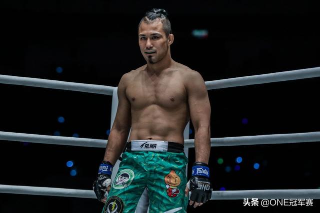 日本白领摔跤手的逆袭之路，目标击败新加坡泰拳冠军