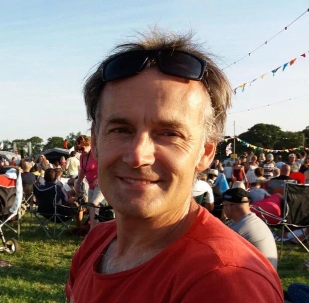 致3国11人感染数百人隔离，英国跨国“超级传播者”现真身