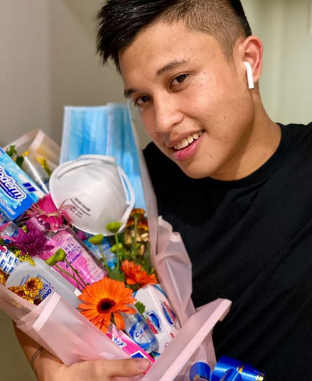 菲律宾网红情人节送“抗病毒花束”获赞，口罩酒精洗手液样样齐全