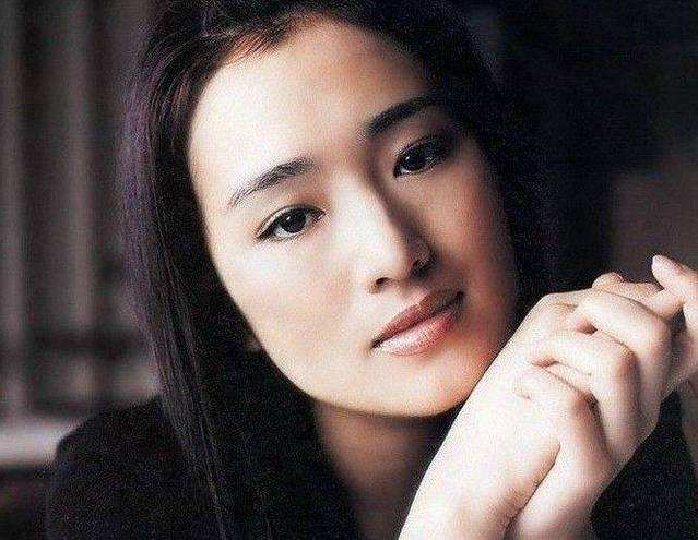 张艺谋曾为巩俐离婚，为何一转身娶了19岁的陈婷？