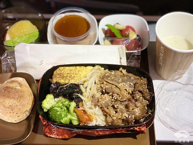 这家世界最年轻的高端航司，连经济舱餐食都是米其林餐厅水准