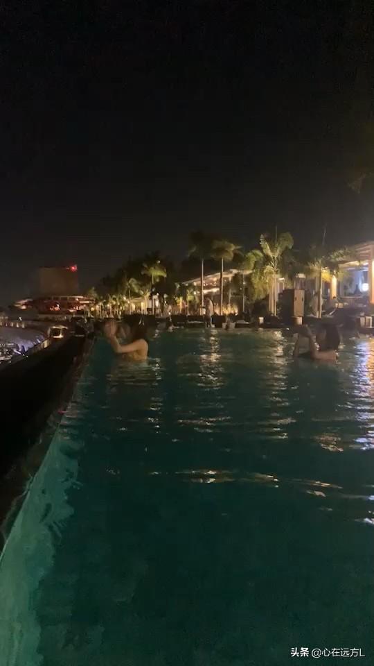 世界最高无边泳池金沙酒店楼顶俯看新加坡迷人夜景