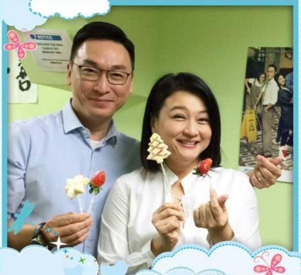 他与妻子结婚21年，妻子因病发福，他帅气依旧却不离不弃