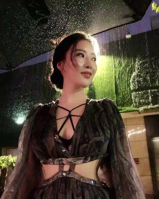 因刘强东意外走红，身上女人味难以抵挡，蒋聘婷这身材绝不输柳岩