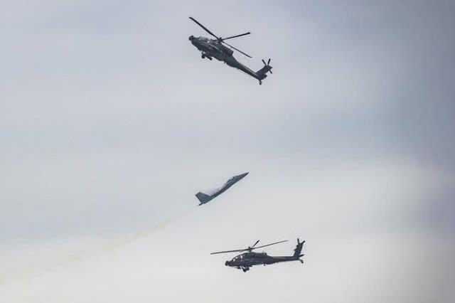 美军两款隐身战机在新加坡航展卖力表演 F-35B卖弄悬停特技