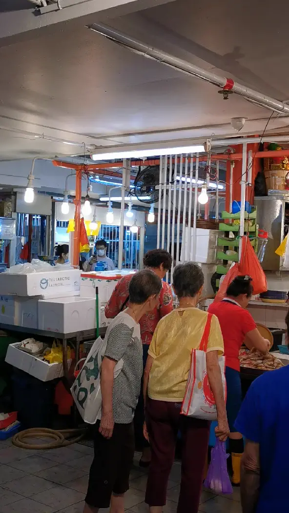 橙色预警以后新加坡菜市场人头攒动