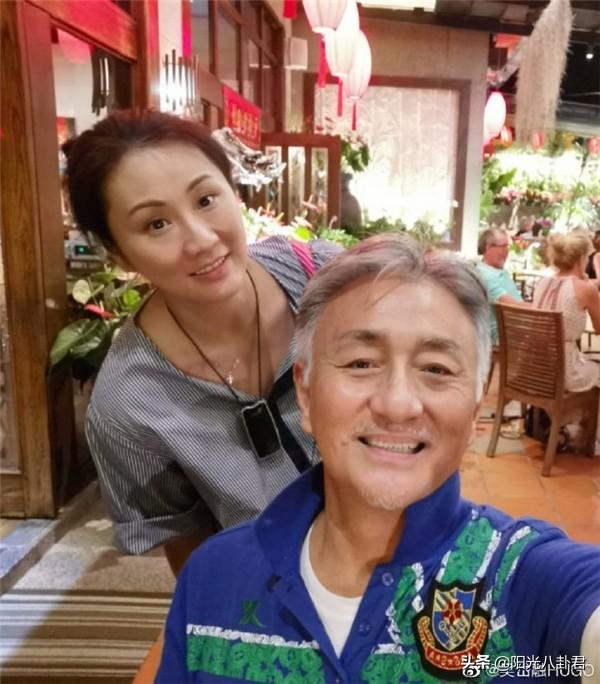 最帅花无缺，情人节晒照向妻子表白，两人同框满头白发似父女
