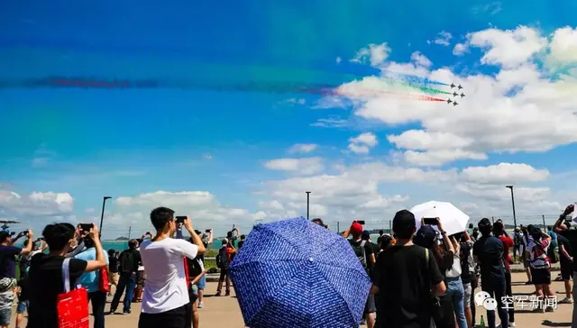 “蓝天芭蕾”彰显中国精神！空军八一飞行表演队劲舞新加坡