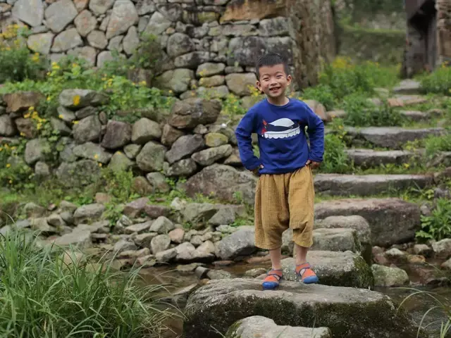 卖了两套房，35岁的她带老公去山里开民宿，救活一个快消失的小村