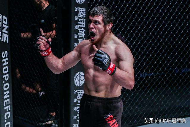 4分53秒TKO！韩国"金刚狼"惨遭达吉斯坦悍将爆锤