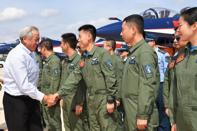 八一表演队闪耀新加坡，独门彩烟竟被疑有毒？其实是不识货惹的祸