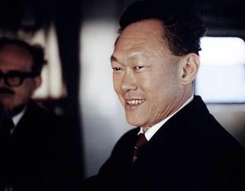 李光耀：汉语绝不能成为新加坡官方语言，除非你们把我打倒！