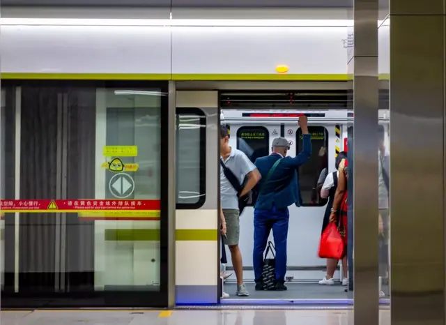 在日本坐电车规矩特别多？我反而希望中国的地铁能学习一下