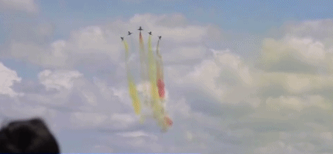 新加坡航展首个公众开放日 八一飞行表演队精彩表演赢得观众点赞