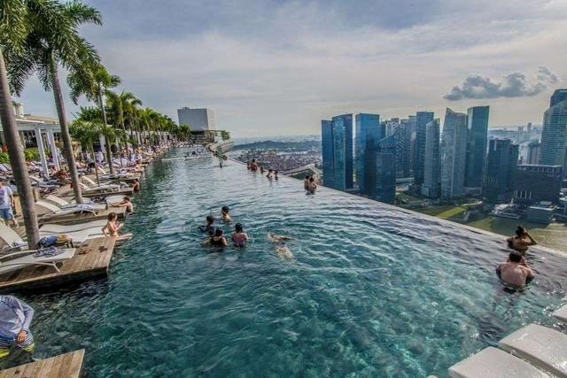 旅行看世界：盘点世界上最壮观的10个游泳池，好想跳进去游泳