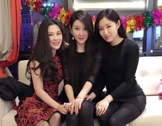 新加坡母女3人合照，误被认成3姐妹，网友：冻龄美女代言人