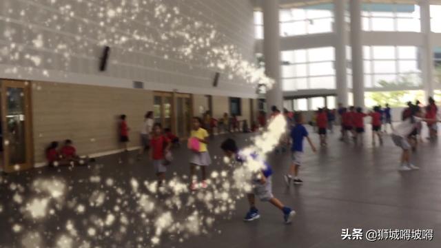 来儿子的学校，新加坡最大的海景国际学校，臭小子两秒就跑没影了