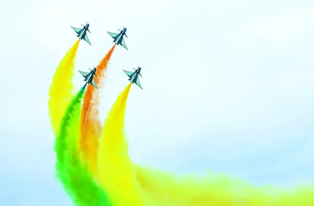 雄鹰舞蓝天——中国空军八一飞行表演队精彩亮相新加坡航展公众开放日