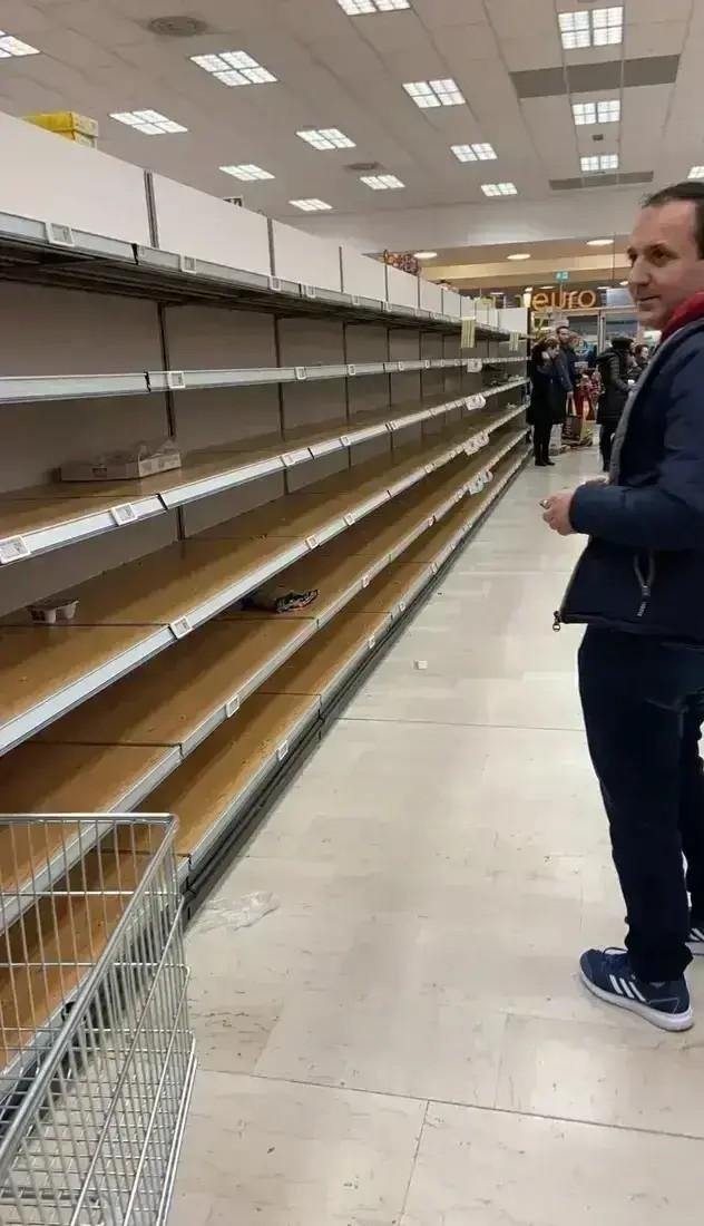 韩国人在抢超市、日本人在抢超市、新加坡人在抢超市、咱不用抢了