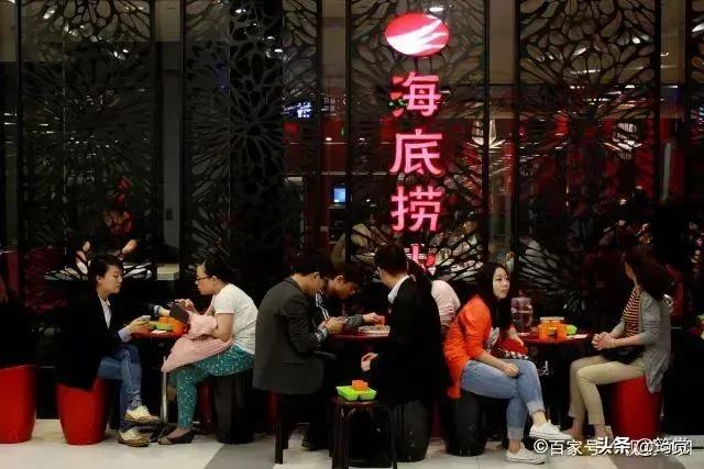 海底捞为什么一上市，张勇夫妇就移民新加坡？原因“两字”