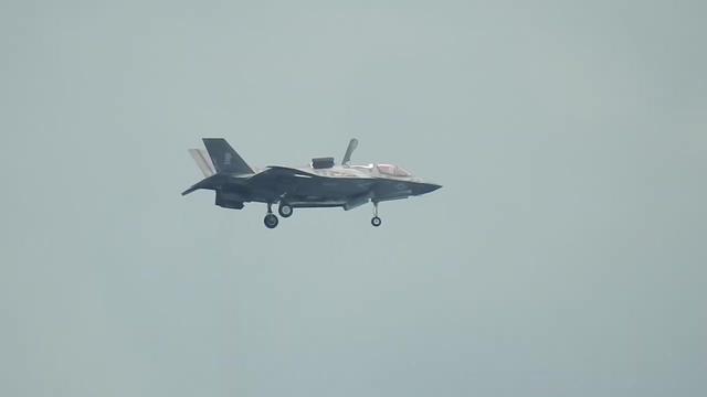 美陆战队F-35B垂直起降战机亮相新加坡航展