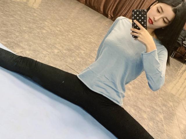 by2国外约孙燕姿筹集物资，三人穿衬衣同框，善良女孩穿啥都时髦