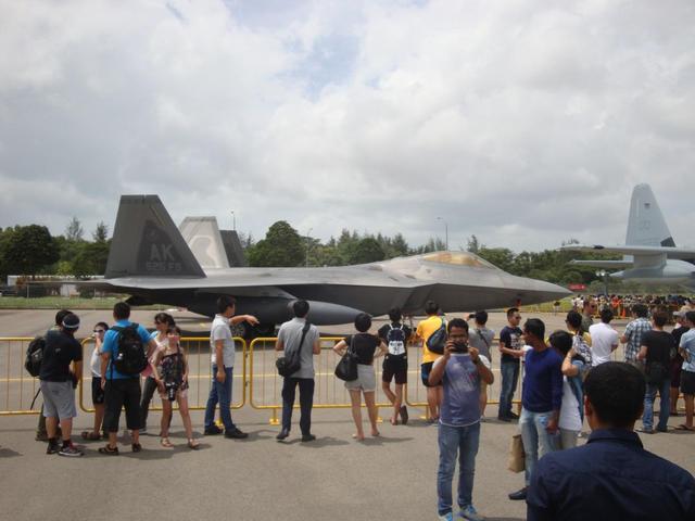 多家航空巨头缺席新加坡航展，中国八一表演队抵达，展现空军风采