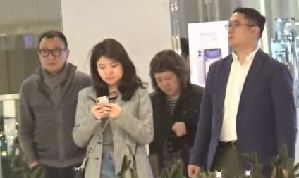 许绍雄现身商场，陪爱女逛街，一家四口同框