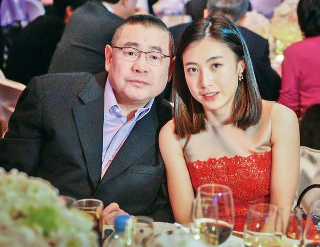 曾被刘銮雄大骂“整容怪”！29岁女星穿短裙现身，面部僵硬变化大