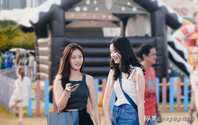 新加坡的迷人：女孩，虚假，泡沫