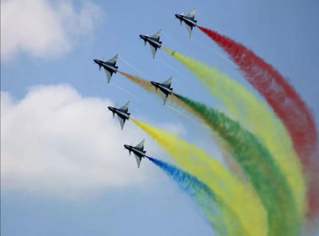 新加坡航空展 八一飞行队精彩亮相！