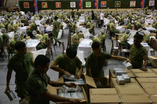 新加坡1500名军人加紧打包520万口罩，今起发放