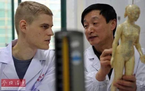 当国人还在反对中医的时候，美国已开设8000家中医诊所
