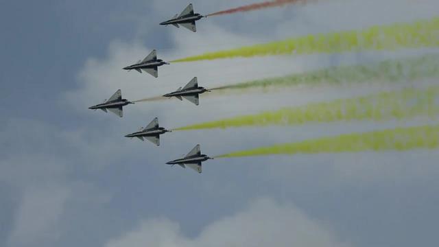 新加坡航展飞行表演结束后，空军八一飞行表演队向祖国和人民隔空祝福