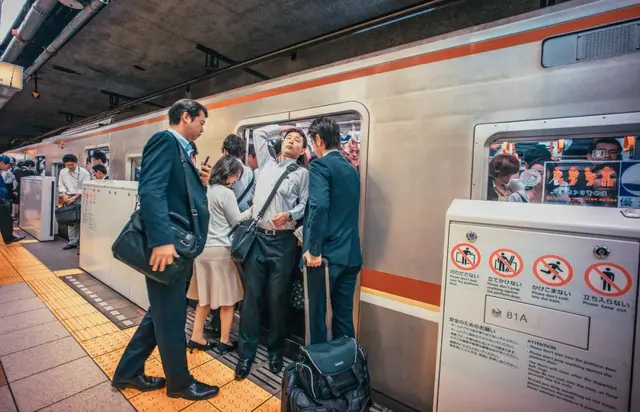 在日本坐电车规矩特别多？我反而希望中国的地铁能学习一下