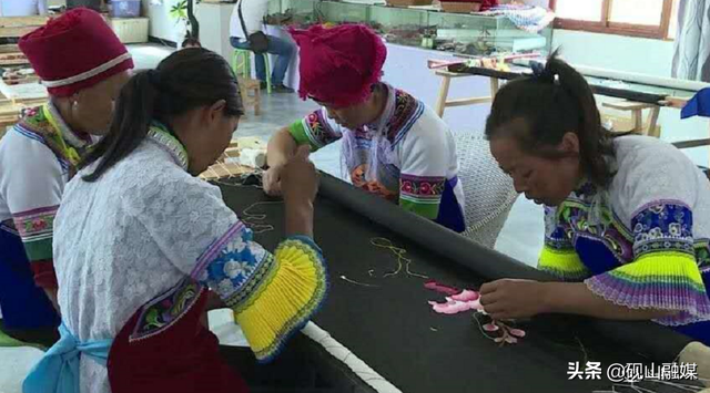 买了我们砚山的扶贫产品 你就是这条街最靓的仔