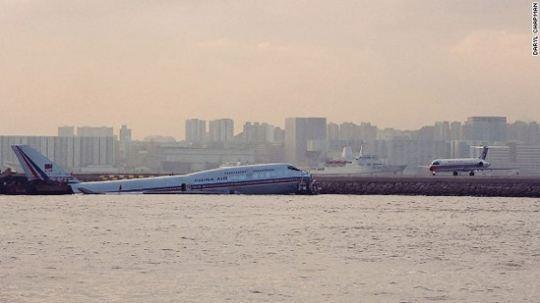 在暴雨中泡个澡，回顾中华航空605航班1993.11.4启德机场坠海事件