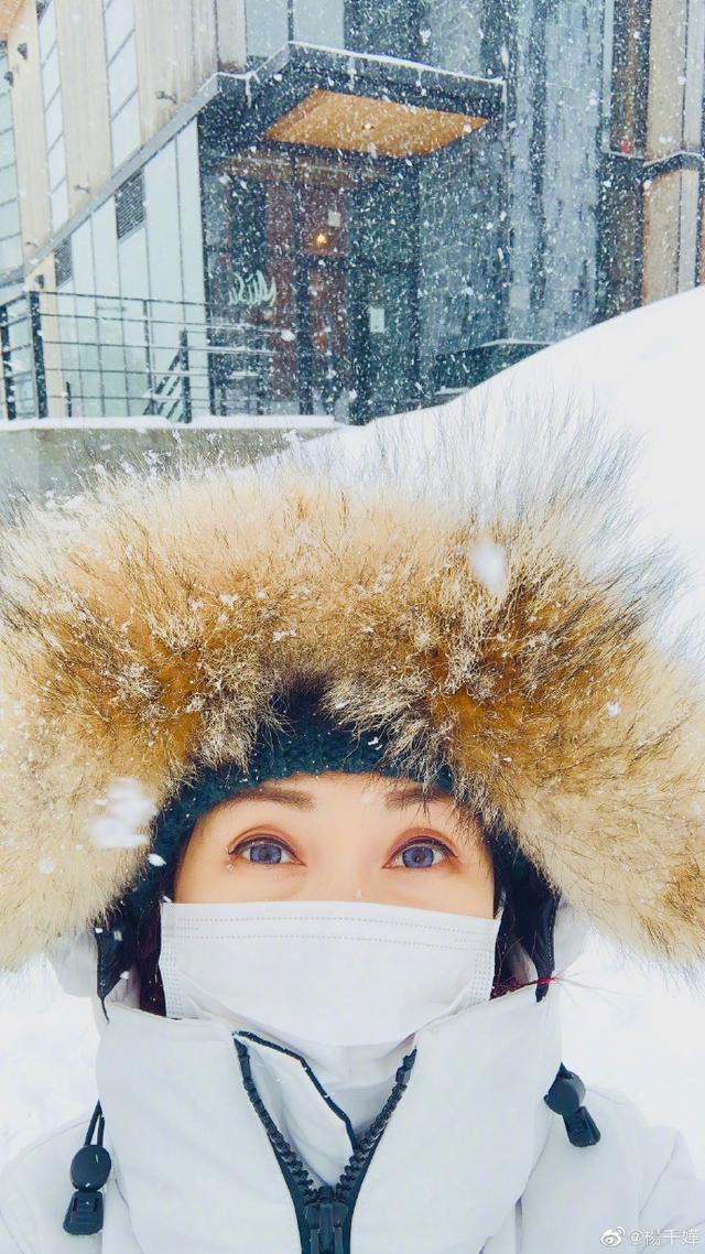 杨千嬅晒雪天自拍，一天连发四条动态心情好，换装配歌词太有意境
