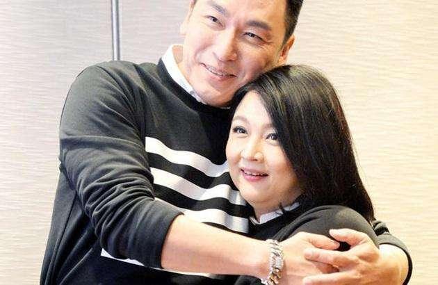 他与妻子结婚21年，妻子因病发福，他帅气依旧却不离不弃