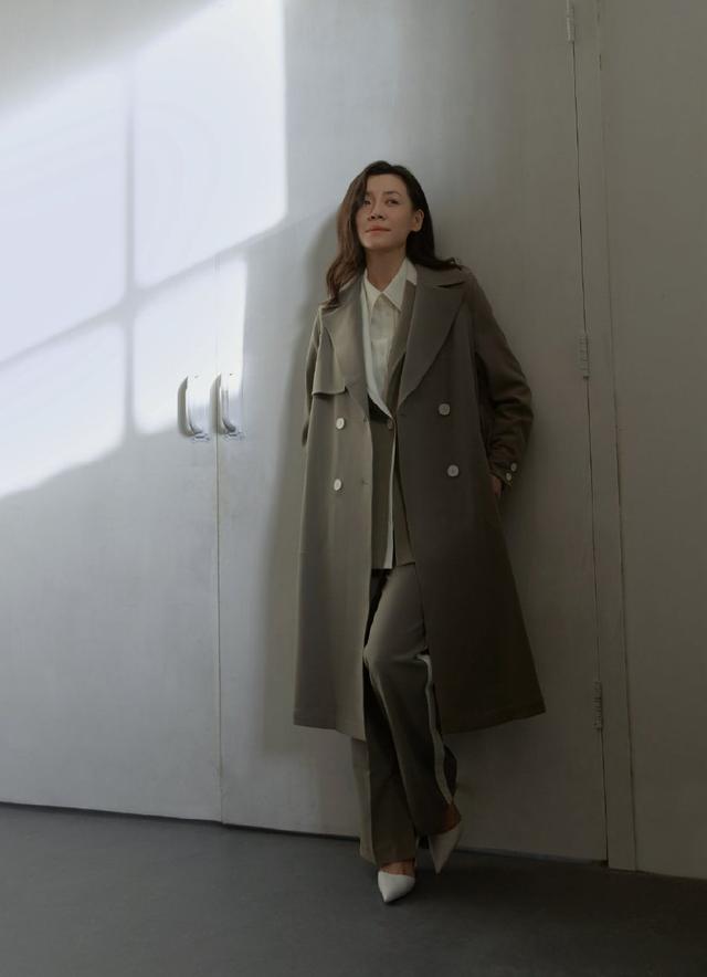 《知否》中她是大娘子，今穿西装风衣配尖头鞋，46岁尽显霸气